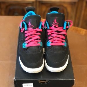 Air Jordan 4 Retro. Size 5.5 GS